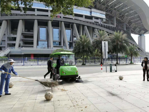 廣西體育中心用南甯掃地機清掃園區道路及廣場
