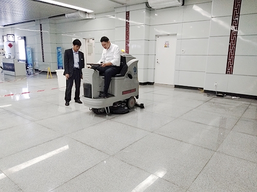 南甯東站選用環壯洗地車提高保潔效率
