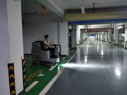 南甯物業小區地下車庫清潔用駕駛式洗地機效率高