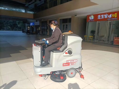 南甯大型商業中心選擇我司駕駛式洗地機